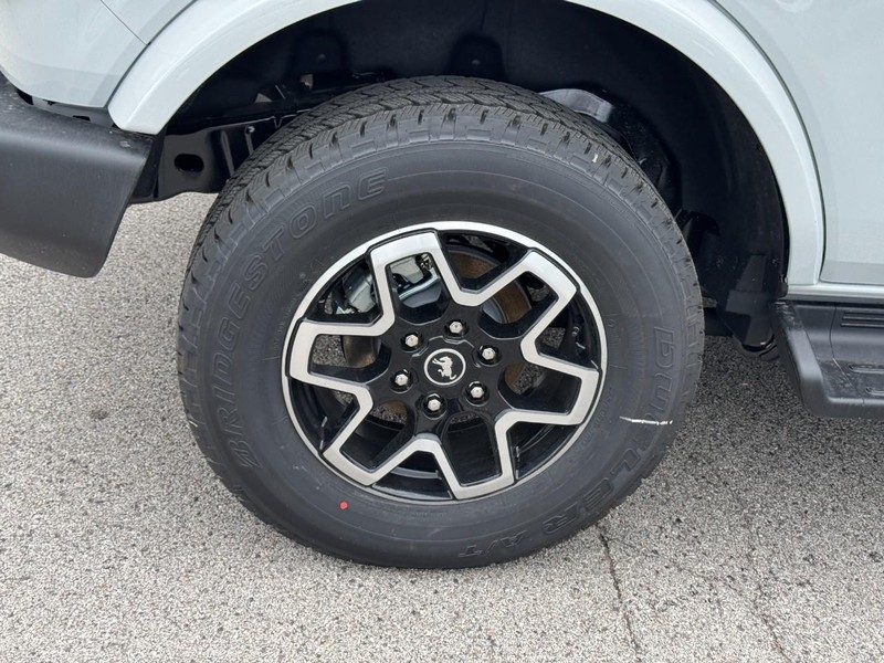 Ford Bronco Vehicle Full-screen Gallery Image 4