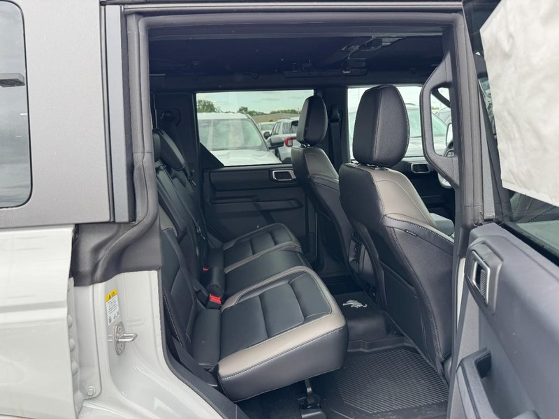 Ford Bronco Vehicle Full-screen Gallery Image 5