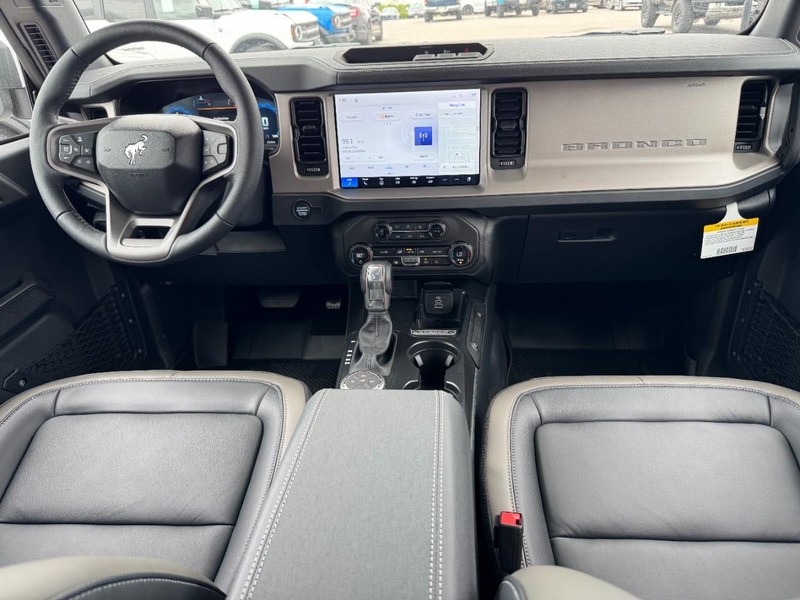 Ford Bronco Vehicle Full-screen Gallery Image 6