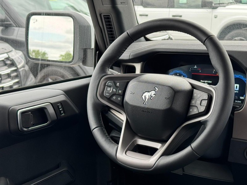 Ford Bronco Vehicle Full-screen Gallery Image 7