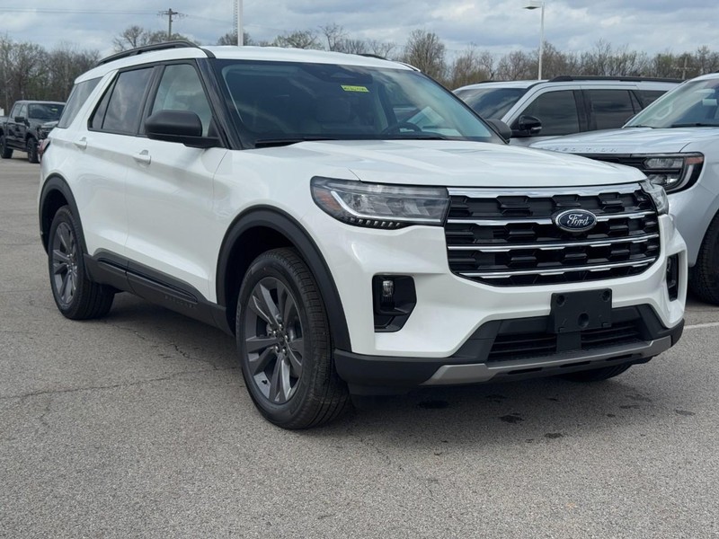 Ford Explorer Vehicle Full-screen Gallery Image 2