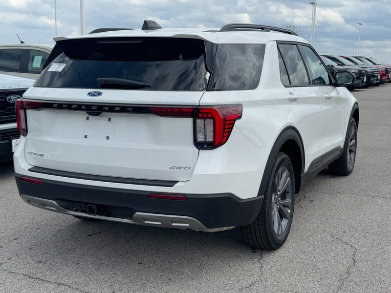 Ford Explorer Vehicle Full-screen Gallery Image 3