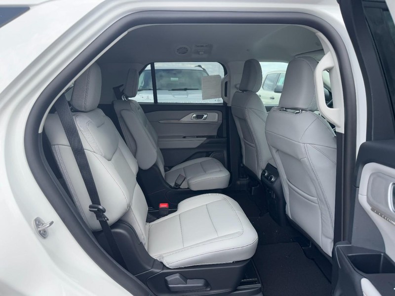 Ford Explorer Vehicle Full-screen Gallery Image 5