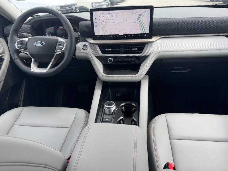 Ford Explorer Vehicle Full-screen Gallery Image 7