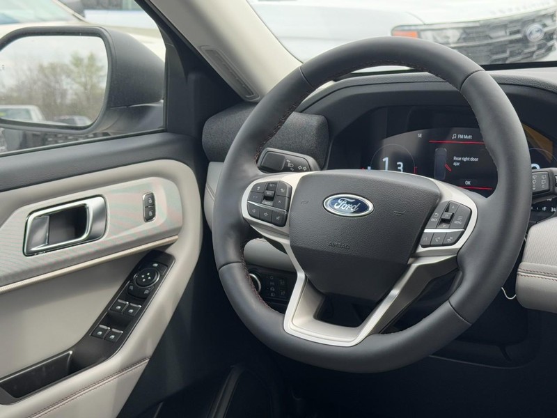Ford Explorer Vehicle Full-screen Gallery Image 8