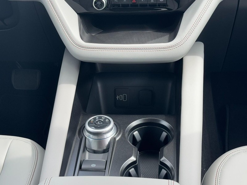 Ford Explorer Vehicle Full-screen Gallery Image 10