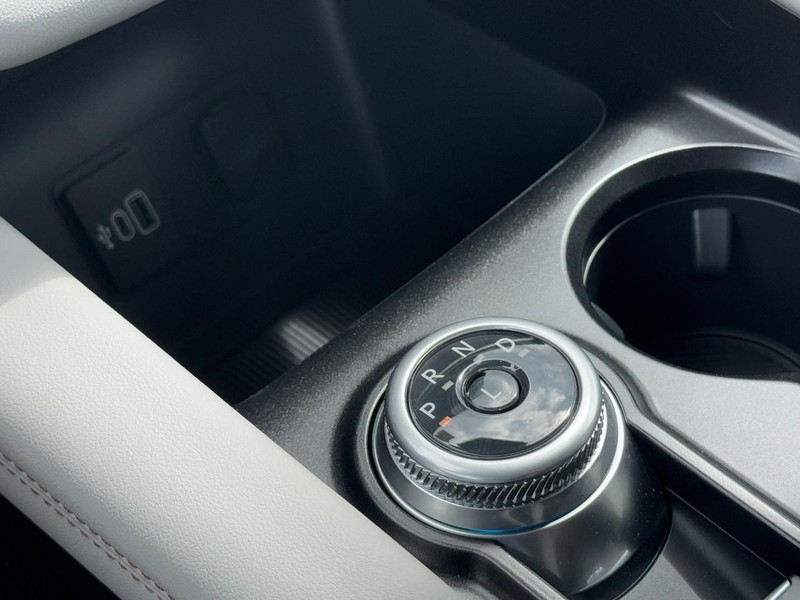 Ford Explorer Vehicle Full-screen Gallery Image 13