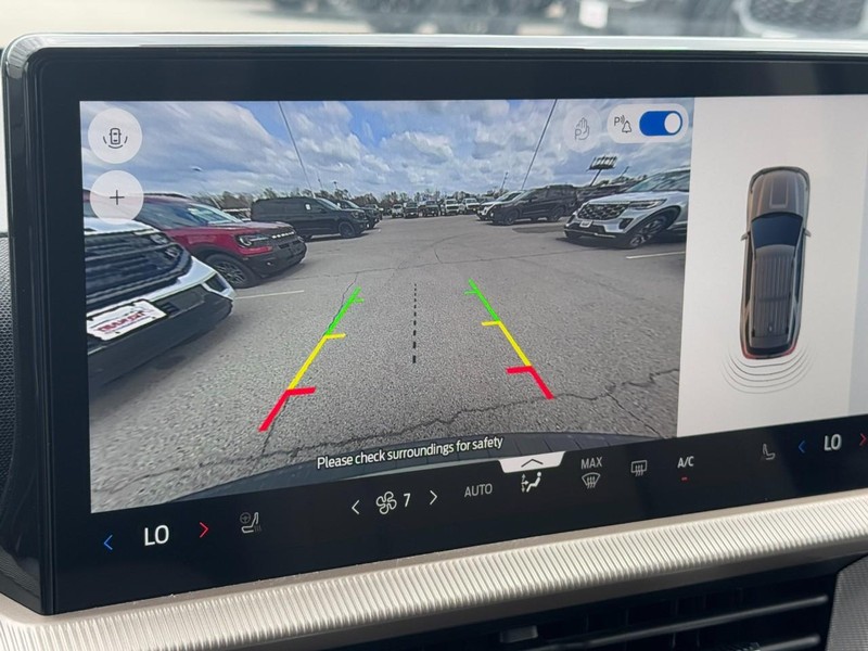 Ford Explorer Vehicle Full-screen Gallery Image 16