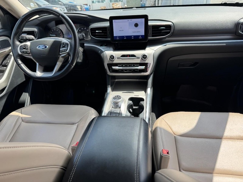 Ford Explorer Vehicle Full-screen Gallery Image 12