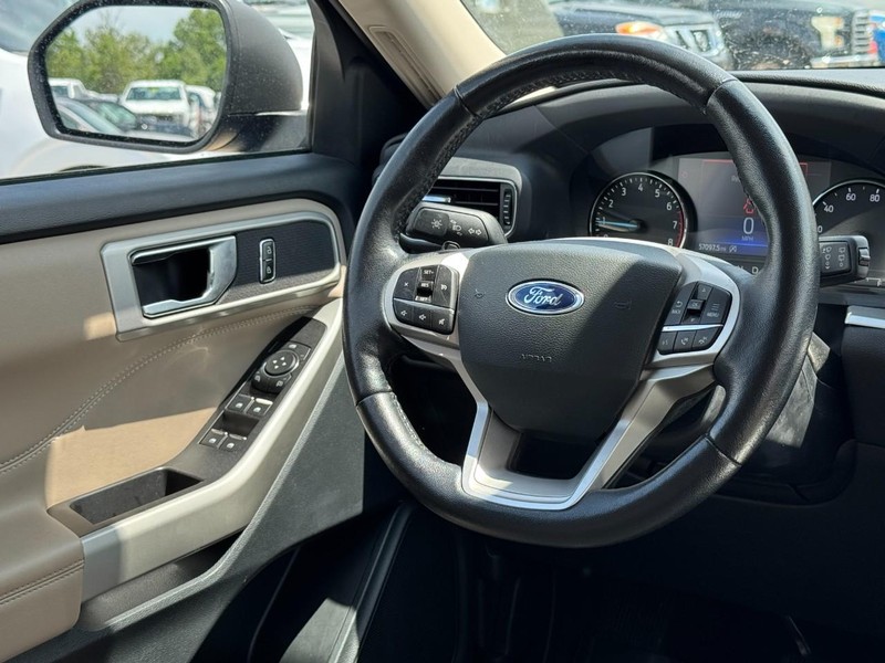 Ford Explorer Vehicle Full-screen Gallery Image 13