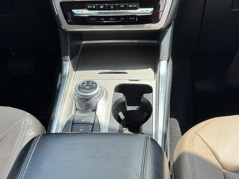 Ford Explorer Vehicle Full-screen Gallery Image 15
