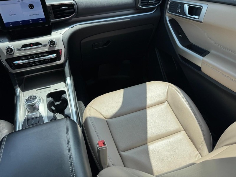 Ford Explorer Vehicle Full-screen Gallery Image 16