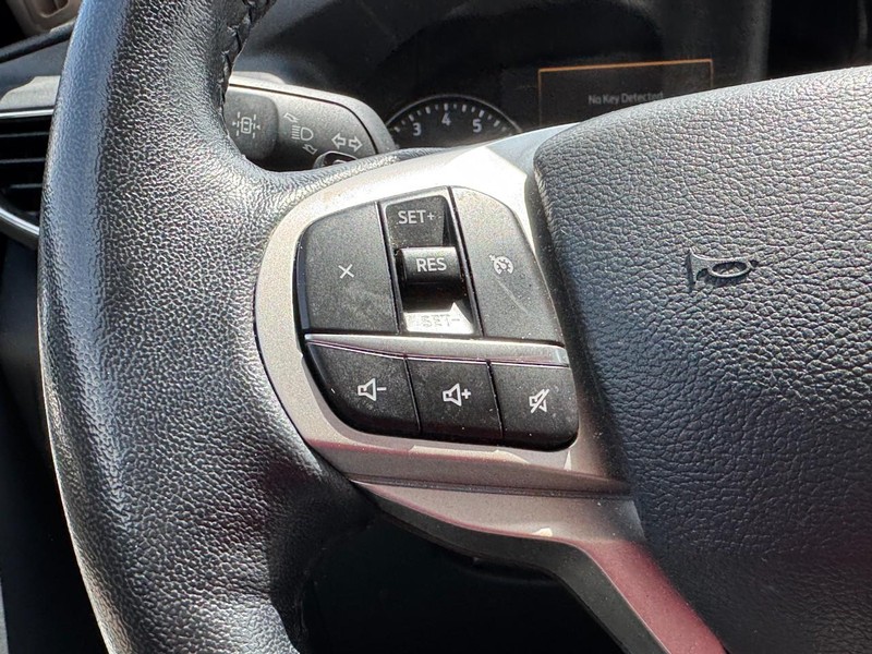 Ford Explorer Vehicle Full-screen Gallery Image 17