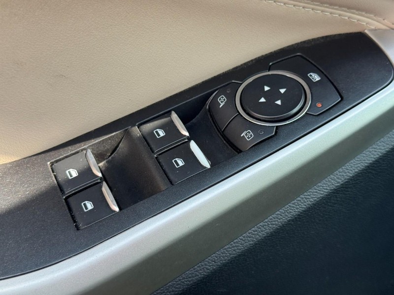 Ford Explorer Vehicle Full-screen Gallery Image 23
