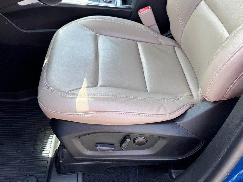 Ford Explorer Vehicle Full-screen Gallery Image 24