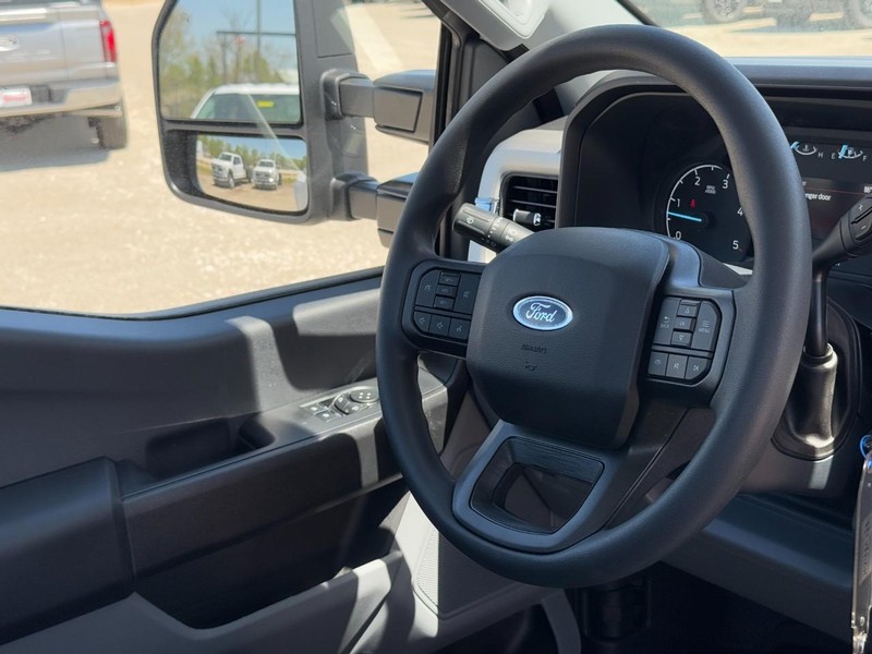 Ford Super Duty F-450 DRW Vehicle Image 07