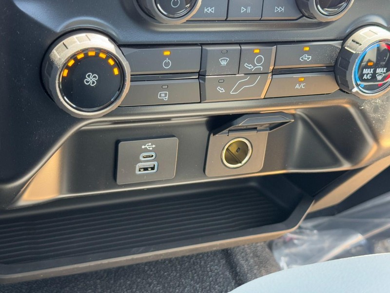 Ford Super Duty F-450 DRW Vehicle Image 12