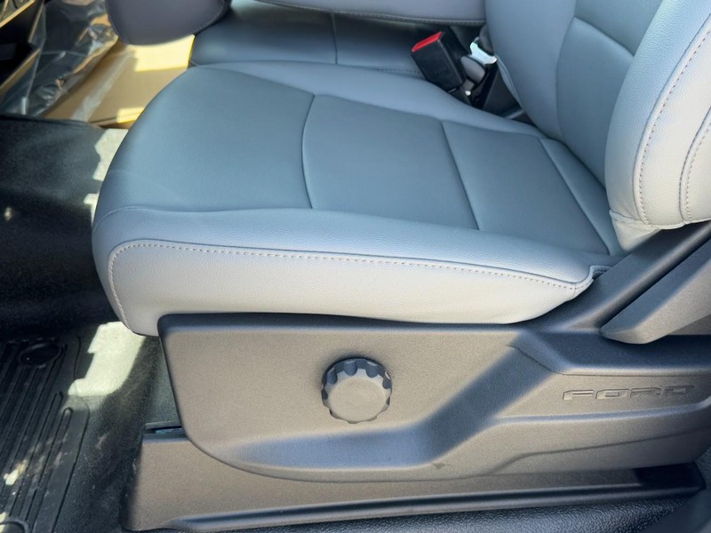 Ford Super Duty F-450 DRW Vehicle Image 14