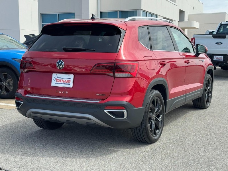 Volkswagen Taos Vehicle Full-screen Gallery Image 3