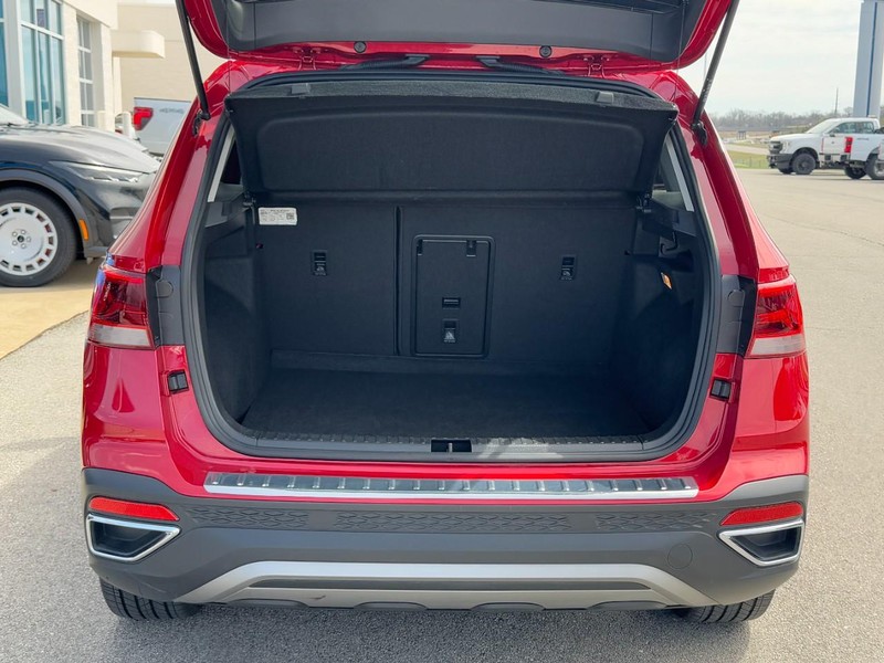 Volkswagen Taos Vehicle Full-screen Gallery Image 5