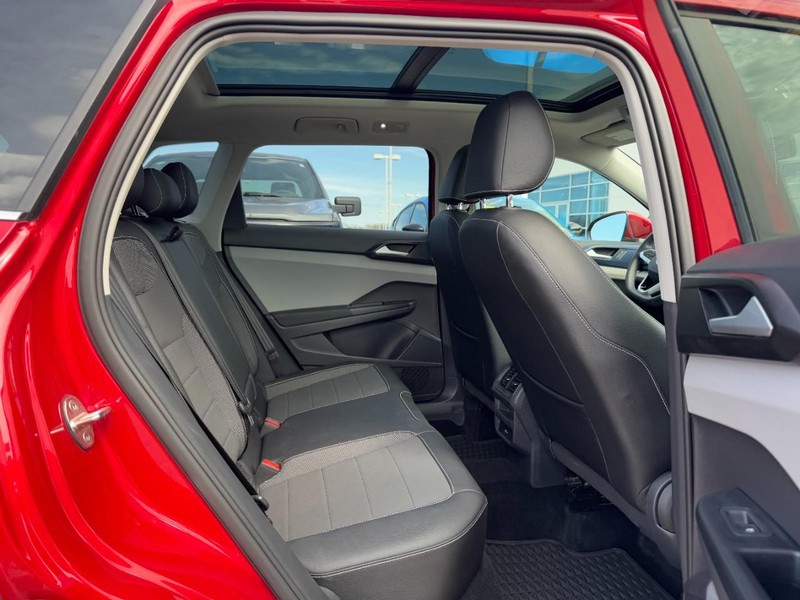 Volkswagen Taos Vehicle Full-screen Gallery Image 10