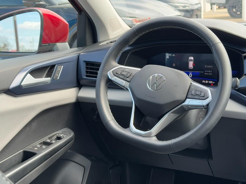Volkswagen Taos Vehicle Full-screen Gallery Image 12