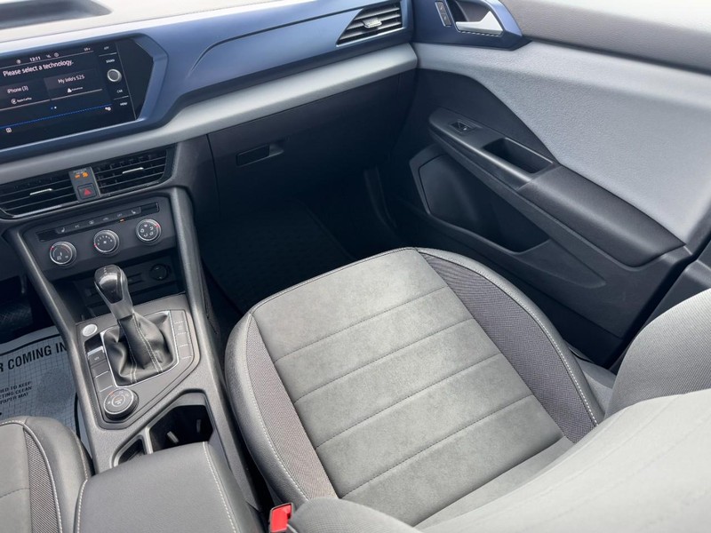 Volkswagen Taos Vehicle Full-screen Gallery Image 15