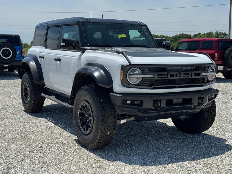 Ford Bronco Vehicle Full-screen Gallery Image 2
