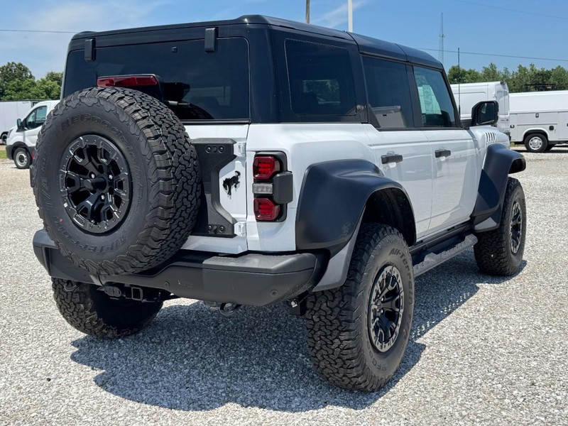 Ford Bronco Vehicle Full-screen Gallery Image 3