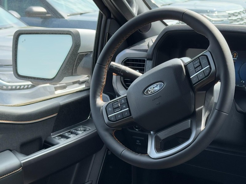 Ford F-150 Vehicle Full-screen Gallery Image 7