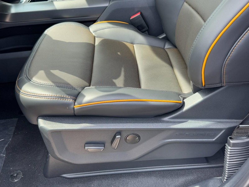 Ford F-150 Vehicle Full-screen Gallery Image 16