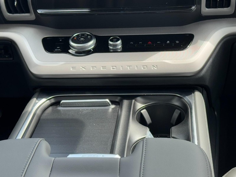 Ford Expedition Max Vehicle Image 10