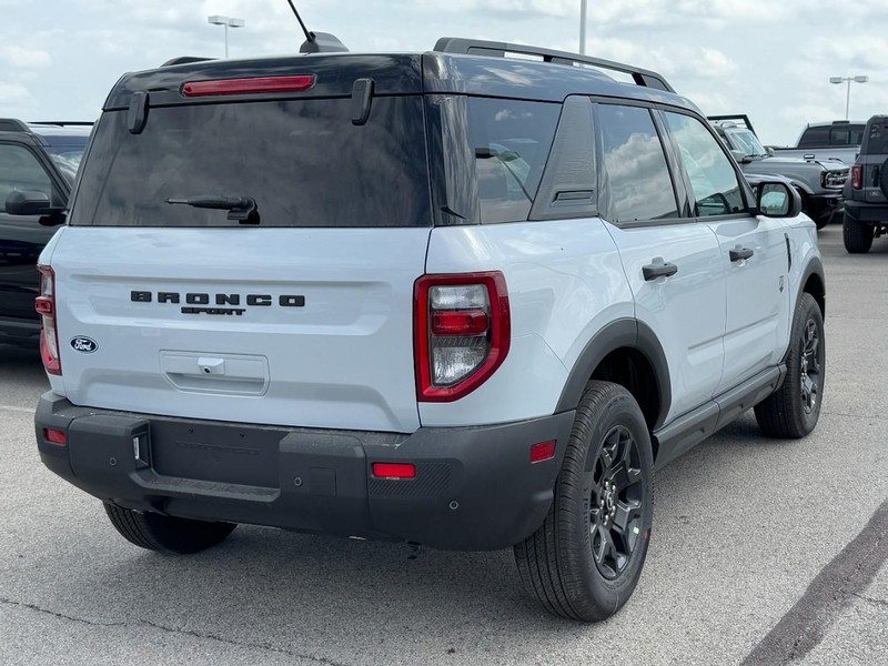 Ford Bronco Sport Vehicle Full-screen Gallery Image 3