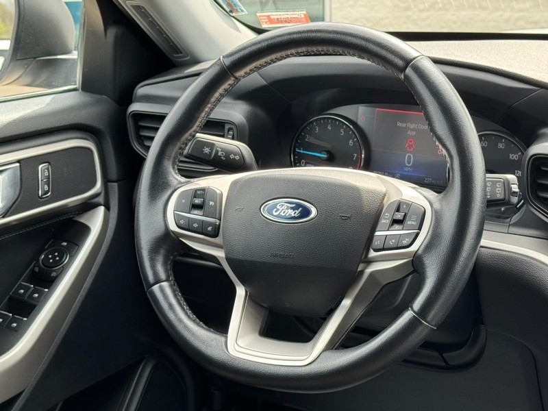 Ford Explorer Vehicle Image 13