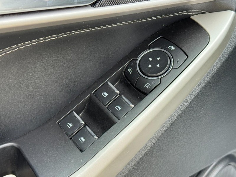 Ford Explorer Vehicle Image 23