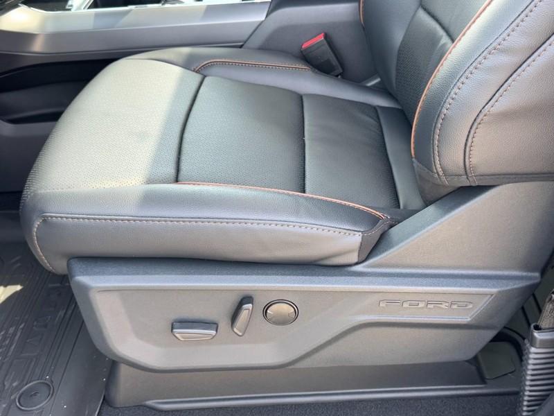 Ford F-150 Vehicle Full-screen Gallery Image 16