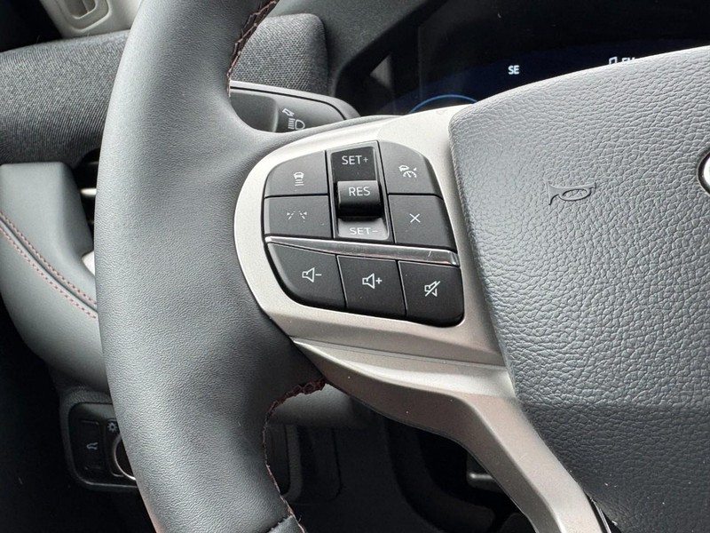 Ford Explorer Vehicle Image 11