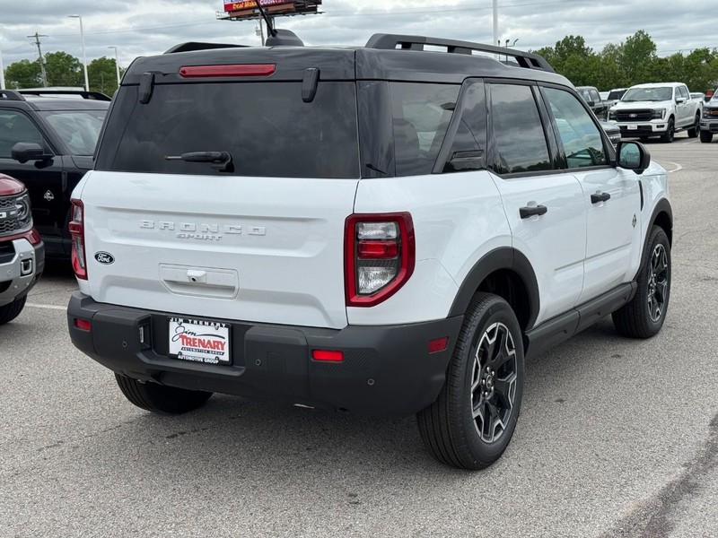 Ford Bronco Sport Vehicle Full-screen Gallery Image 3