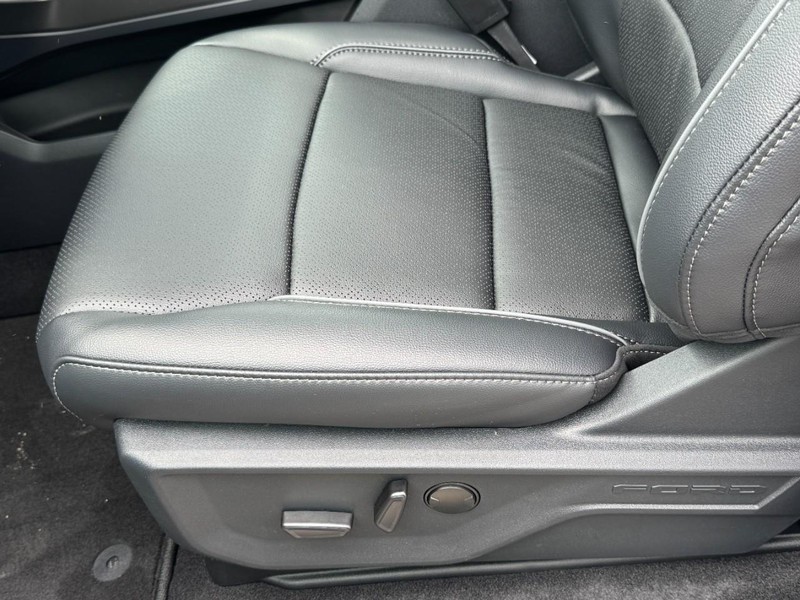Ford F-150 Vehicle Full-screen Gallery Image 17