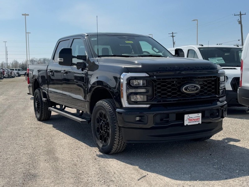 Ford Super Duty F-250 SRW Vehicle Full-screen Gallery Image 2