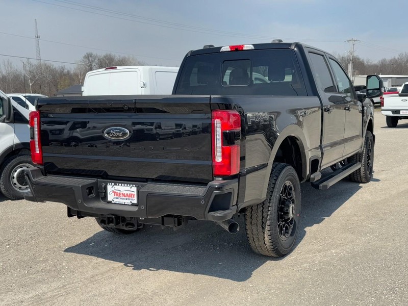 Ford Super Duty F-250 SRW Vehicle Full-screen Gallery Image 3