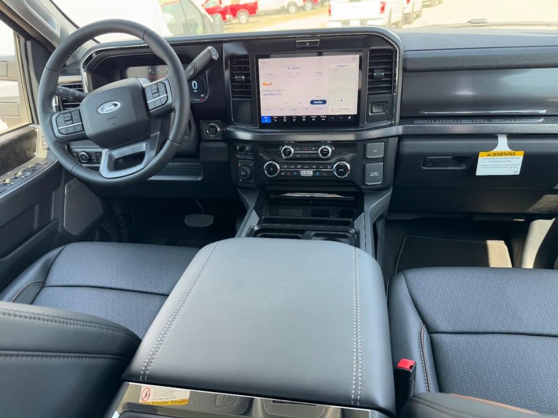 Ford Super Duty F-250 SRW Vehicle Full-screen Gallery Image 6