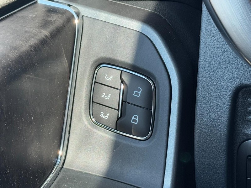 Ford Super Duty F-250 SRW Vehicle Full-screen Gallery Image 10