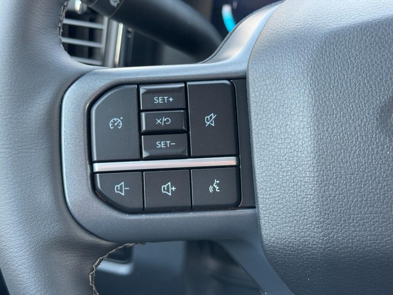 Ford Super Duty F-250 SRW Vehicle Full-screen Gallery Image 11