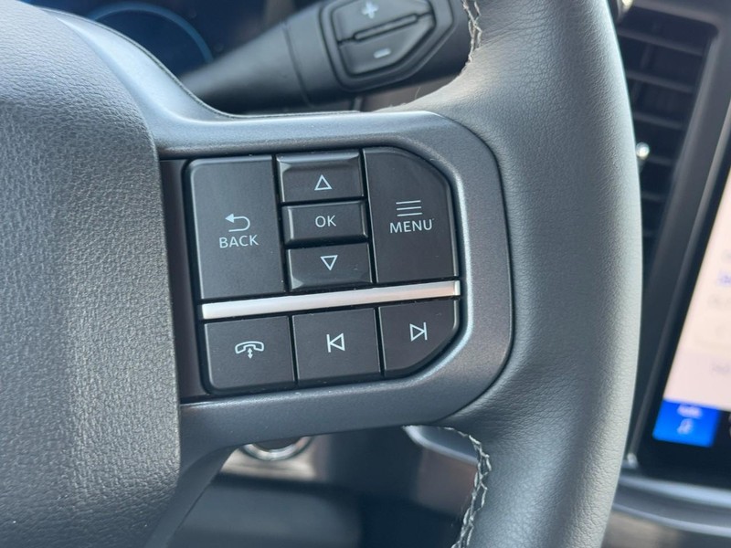 Ford Super Duty F-250 SRW Vehicle Full-screen Gallery Image 12