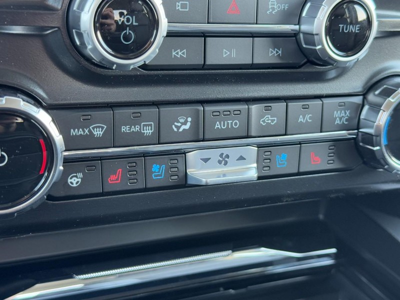 Ford Super Duty F-250 SRW Vehicle Full-screen Gallery Image 14