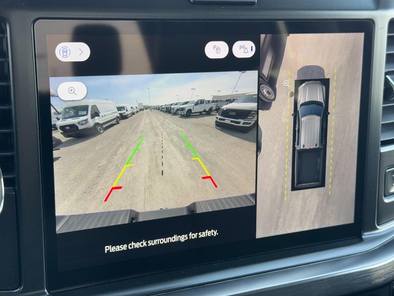 Ford Super Duty F-250 SRW Vehicle Full-screen Gallery Image 15