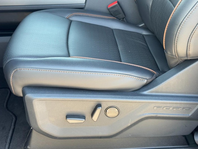 Ford Super Duty F-250 SRW Vehicle Full-screen Gallery Image 16