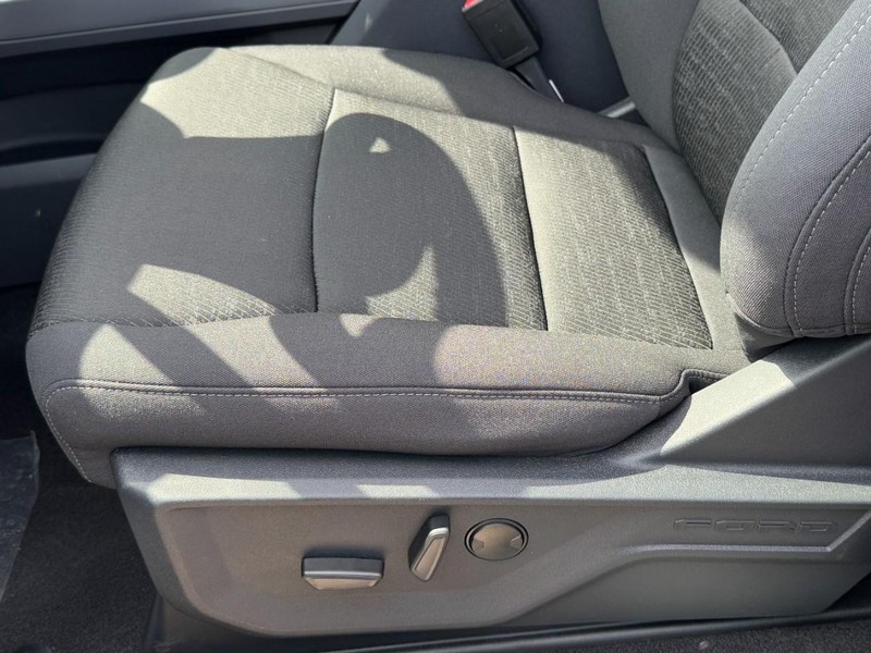 Ford F-150 Vehicle Full-screen Gallery Image 16