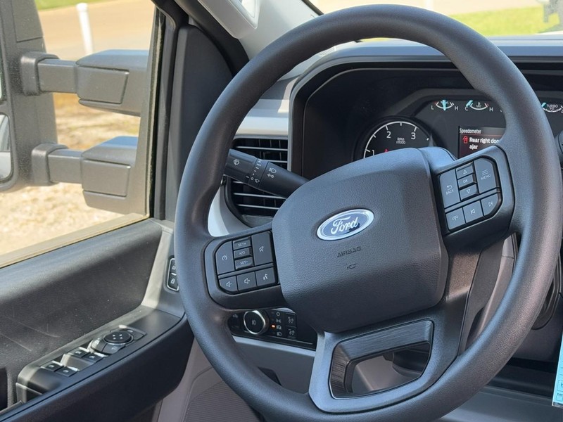 Ford Super Duty F-250 SRW Vehicle Image 07